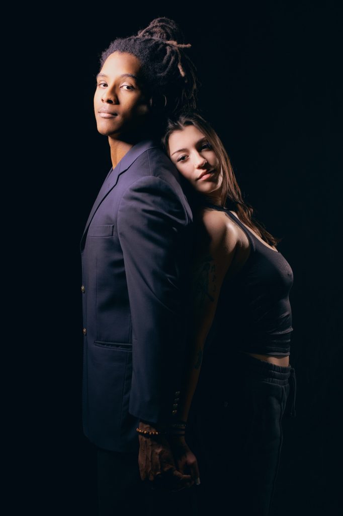 séance portrait pour jeune couple duo mixte métisse dos à dos complicité veste avec Gwenn et Vincent