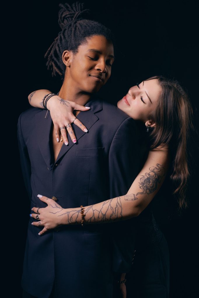 séance portrait pour jeune couple duo mixte métisse regards complicité veste avec Gwenn et Vincent