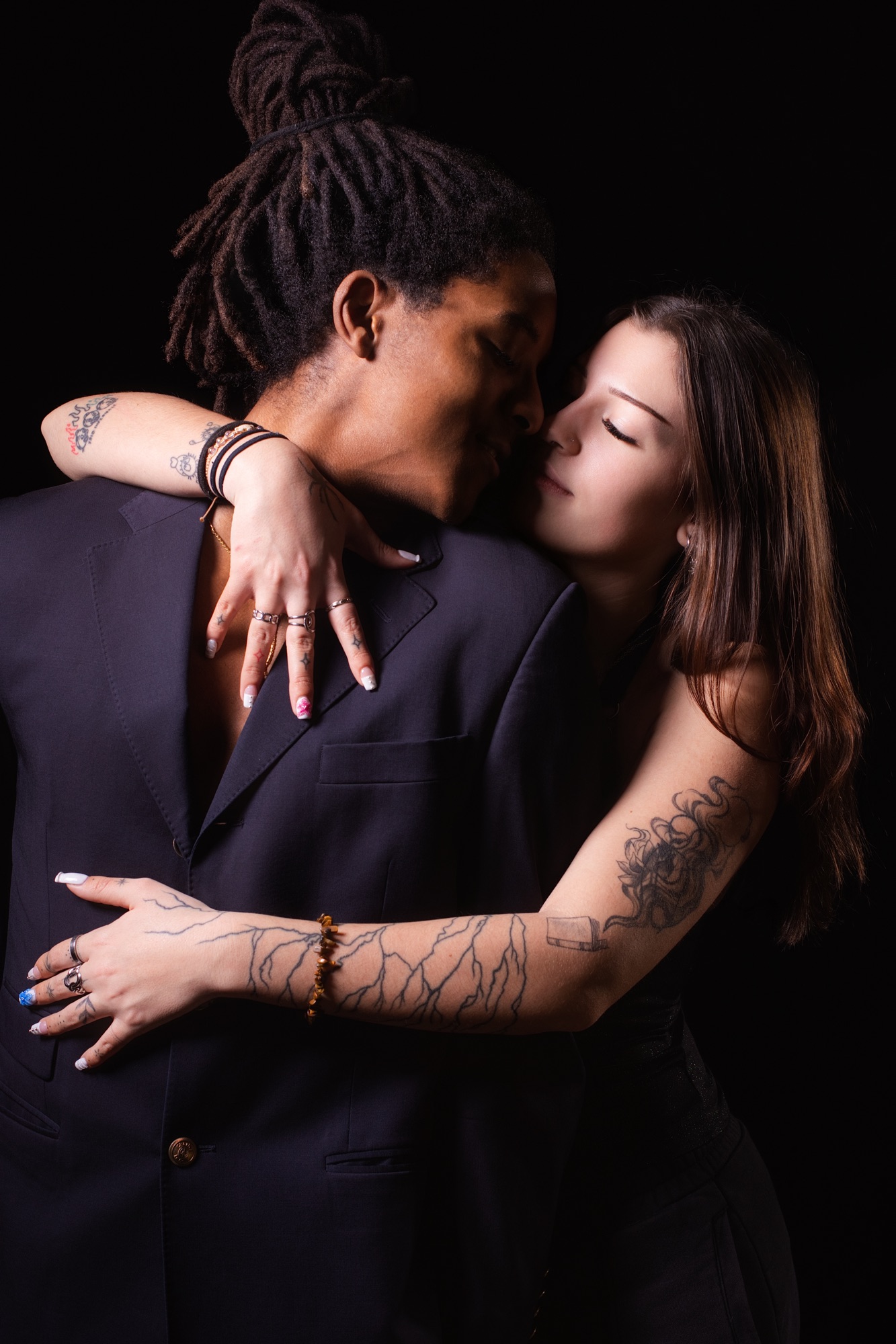 séance portrait pour jeune couple duo mixte métisse tête à tête complicité veste mains avec Gwenn et Vincent