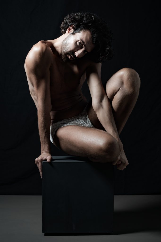 Séance photo shooting pour homme modèle musclé Koplje série les féminins lingerie culotte dentelles blanches nu expressif