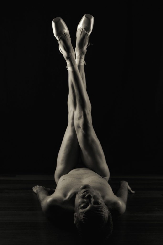 Séance shooting photo pour homme mature nu danseur yoga souplesse par Celine Pivoine Eyes femme photographe au studio photo location à montreuil 93 près de Nogent sur Marne clair obscur noir et blanc allongé sol chaussons pointes jambes croisées