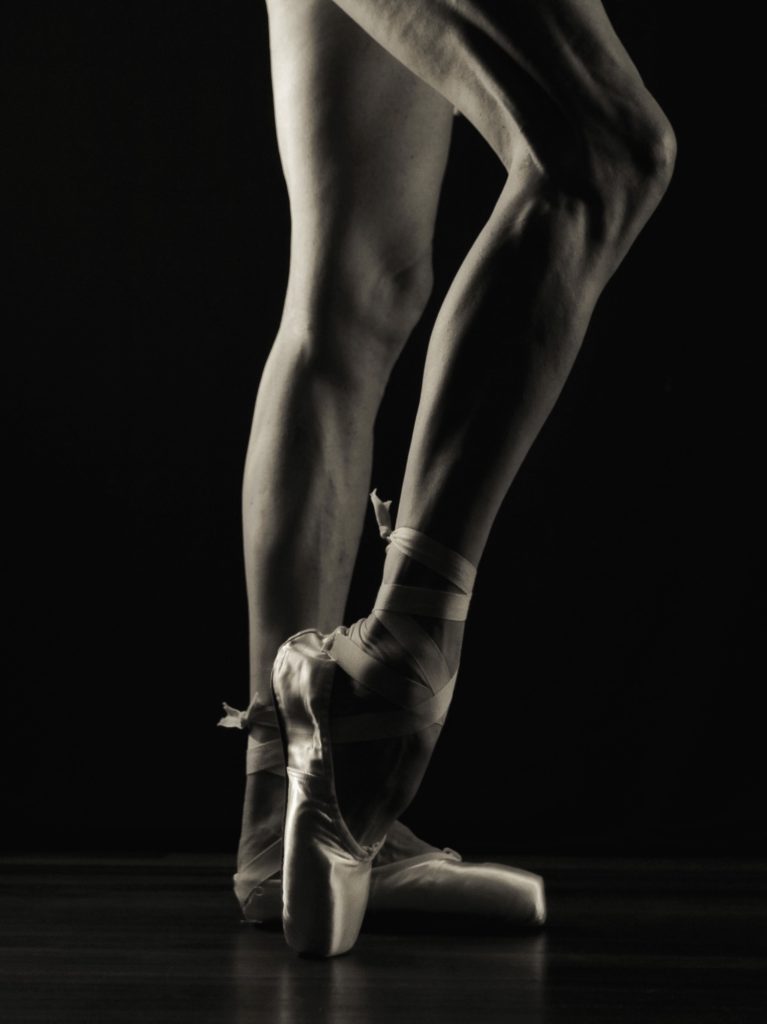 Séance shooting photo pour homme mature nu danseur yoga souplesse par Celine Pivoine Eyes femme photographe au studio photo location à montreuil 93 près de Nogent sur Marne clair obscur noir et blanc debout en chaussons pointes