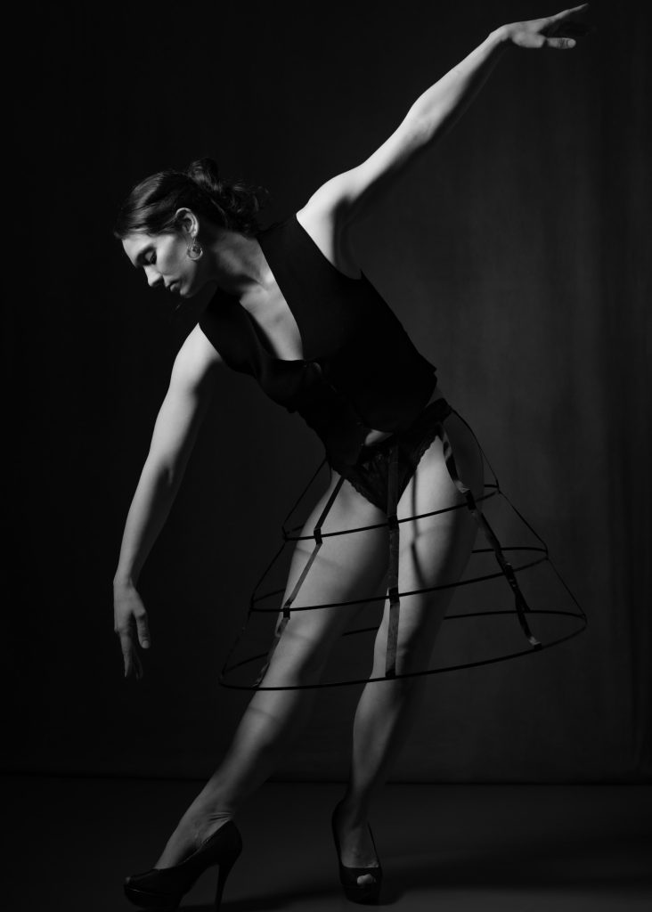 Séance photo shooting confiance en soi boudoir pour femme avec Stéphanie debout danse crinoline et talons noir et blanc