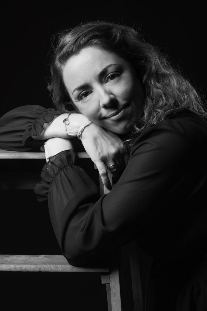 Séance portrait estime de soi avec Vanessa noir et blanc penchée sur l'escabeau intimité