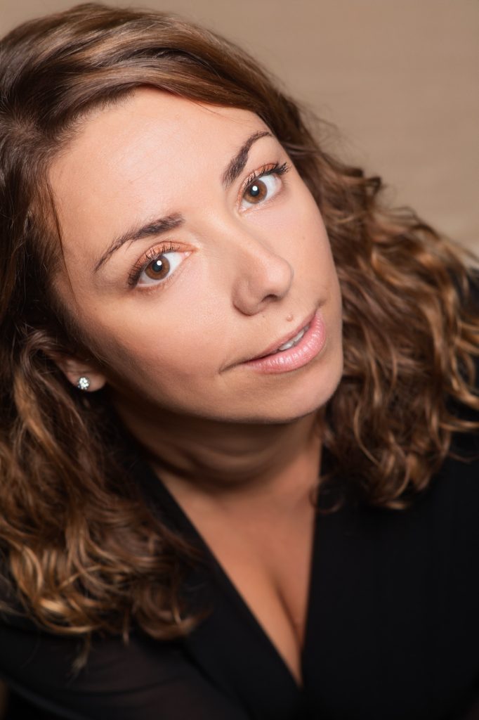 Séance portrait estime de soi avec Vanessa cheveux bouclés portrait serré contre-plongée