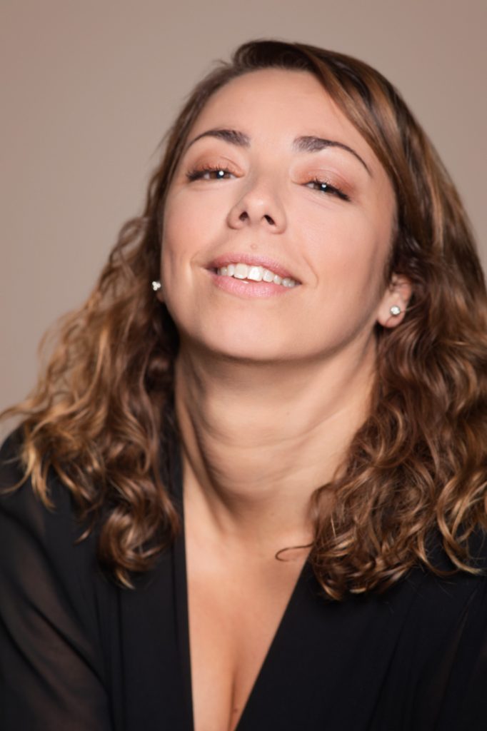 Séance portrait estime de soi avec Vanessa portrait serré sourire tête en arrière