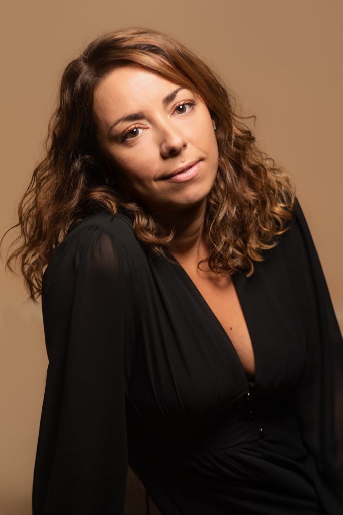 Séance portrait estime de soi avec Vanessa cheveux bouclés en robe noir décolleté