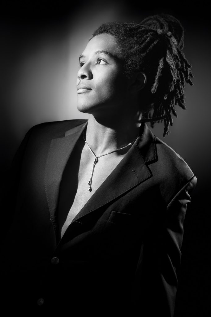 Séance portrait style Harcourt noir et blanc avec Vincent profil métisse dreadlocks en veste