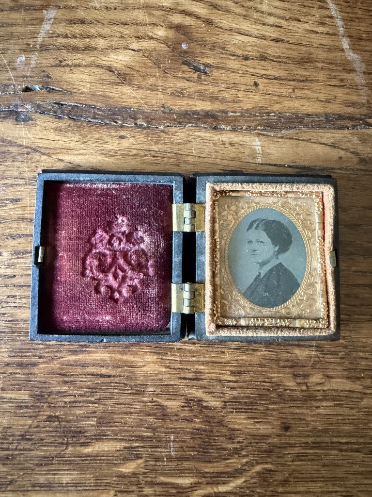 Petit ambrotype format « gem » dans un écrin à charnière de type « Union case » : portrait de buste d'une femme d'âge mûr en coiffe, vers 1855-1865.